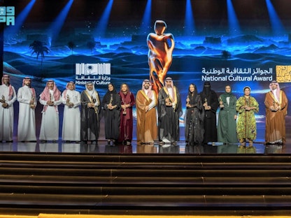 وزير الثقافة السعودي الأمير بدر بن عبدالله بن فرحان يكرّم الفائزين بـ "الجوائز الثقافية الوطنية". 9 سبتمبر 2023 - واس