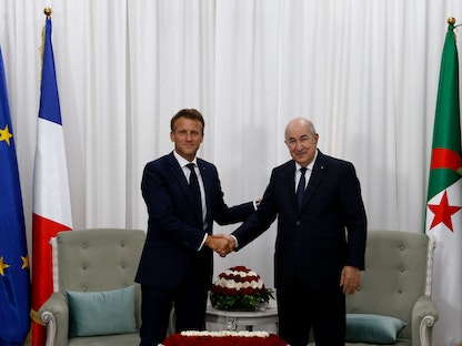 الرئيس الجزائري عبد المجيد تبون يستقبل نظيره الفرنسي إيمانويل ماكرون في القصر الرئاسي في الجزائر - 25 أغسطس 2022 - AFP
