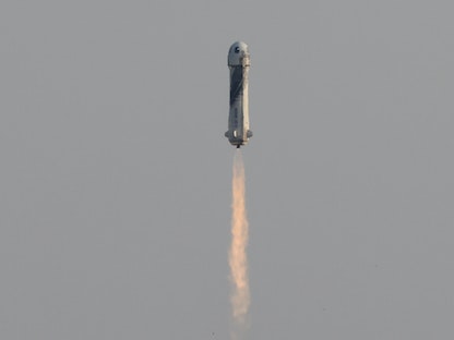 صاروخ "نيو شيبرد" الذي يحمل رجل الأعمال الأميركي جيف بيزوس مع 3 من أفراد الطاقم من شركة "بلو أوريغن" - REUTERS