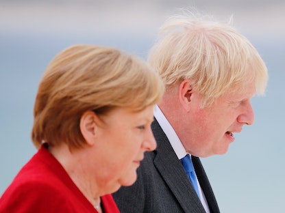 رئيس الوزراء البريطاني بوريس جونسون يستقبل المستشارة الألمانية لدى وصولها للمشاركة في قمة السبع بكورنوال - REUTERS