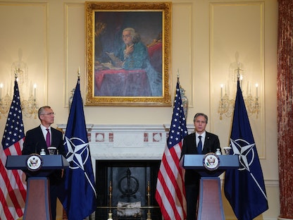وزير الخارجية الأميركي أنتوني بلينكن والأمين العام لحلف الناتو ينس ستولتنبرج يعقدان مؤتمراً صحافياً بوزارة الخارجية في واشنطن- 1 يونيو 2022. - AFP