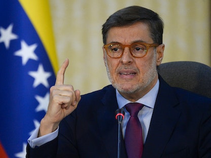 وزير الخارجية الفنزويلي السابق فيليكس بلاسينسيا الذي تم تعيينه سفيراً لبلاده في كولومبيا خلال مؤتمر صحافي بمقر وزارة الخارجية في كاراكاس. 19 يناير 2022 - AFP