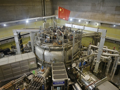 علم صيني فوق مفاعل توكاماك النووي ويُطلق عليه اسم "الشمس الاصطناعية" - آنهوي - الصين - 14 نوفمبر 2018 - REUTERS