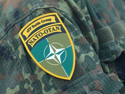 شعار "الناتو" على كتف مقاتل ضمن قوات تابعة للحلف في ليتوانيا - 14 فبرير 2022 - REUTERS