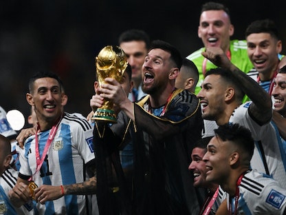 الأرجنتين ترفع كأس العالم بعد "نهائي ناري" أمام فرنسا