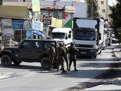 عربة عسكرية وجنود إسرائيليون يقفون في مدخل أحد الشوارع ويمنعون مرور الشاحنات في مدينة نابلس الضفة الغربية المحتلة - 12 أكتوبر 2022 - وفا