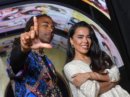 المغني الكوبي يوتويل عمر مانزاناريس، والممثلة والمخرجة الإسبانية بياتريس لوينجو، في مسرح TCL الصيني في هوليوود، كاليفورنيا، 1 يونيو 2023. - AFP