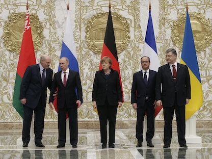 رئيس بيلاروسيا ألكسندر لوكاشينكو، والرئيس الروسي فلاديمير بوتين، والمستشارة الألمانية السابقة أنجيلا ميركل، والرئيس الفرنسي السابق فرانسوا هولاند، والرئيس الأوكراني السابق بيترو بوروشينكو، في المقر الرئاسي بمينسك خلال المفاوضات. 11 فبراير 2015 - AFP