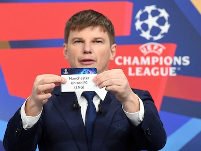 من مراسم سحب قرعة دور الـ16 في دوري أبطال أوروبا  - UEFA/Handout via REUTERS