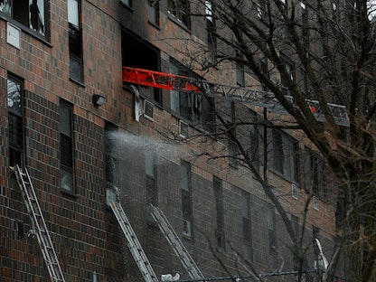 أفراد الطوارئ يستجيبون لحريق في برونكس ، مدينة نيويورك - REUTERS