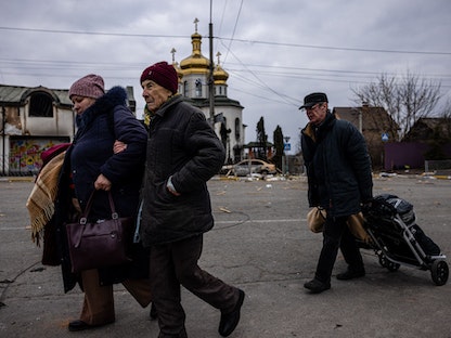  أوكرانيون يغادرون مدينة إربين شمال غربي العاصمة كييف - 7 مارس 2022 - AFP