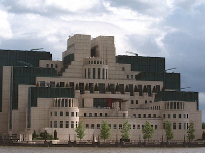 مقر وكالة الاستخبارات الخارجية البريطانية MI6 على نهر التايمز. لندن. 14 مايو 1999 - REUTERS