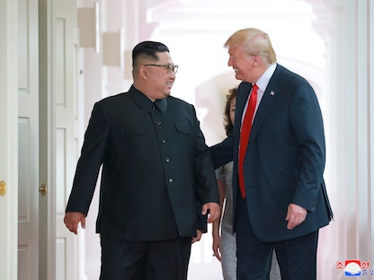 الرئيس الأميركي السابق دونالد ترمب والزعيم الكوري الشمالي كيم جونغ أون خلال لقائهما في سنغافورة - 12 يونيو 2018 - REUTERS