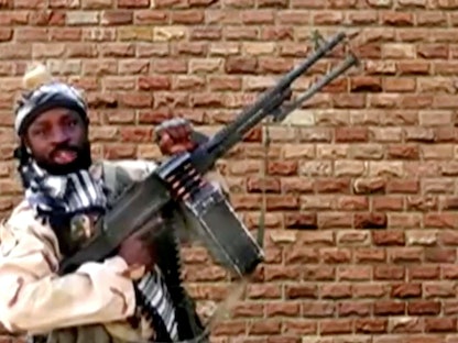 زعيم "بوكو حرام" أبو بكر شكوي يحمل سلاحاً في مكان مجهول بنيجريا، 15 يناير 2018 - REUTERS