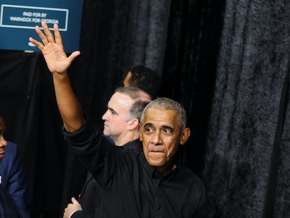 الرئيس الأميركي الأسبق باراك أوباما قبل انتخابات الإعادة في مجلس الشيوخ الأمريكي في أتلانتا بالولايات المتحدة. 1 ديسمبر 2022  - REUTERS