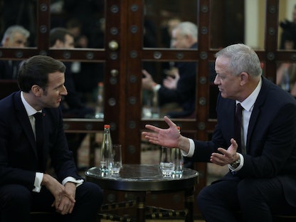 وزير الدفاع الإسرائيلي بيني غانتس خلال لقاء سابق مع الرئيس الفرنسي إيمانويل ماكرون في القدس- 22 يناير 2020  -  REUTERS