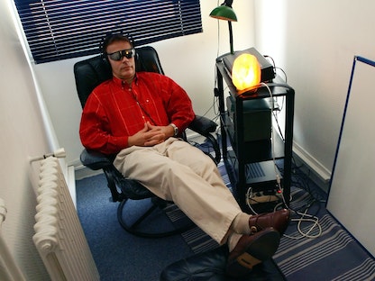 شخص يخضع لعلاج بالتنويم المغناطيسي في العاصمة الفرنسية باريس - 4 مايو 2006 - AFP