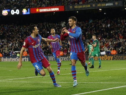 فيران توريس يحتفل بتسجيل هدف برشلونة الأول في شباك أوساسونا - REUTERS