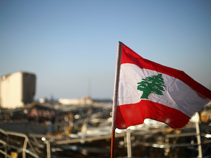 علم لبنان في موقع انفجار مرفأ بيروت. 17-08-2020 - REUTERS