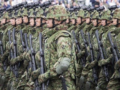 جنود من قوات الدفاع الذاتي اليابانية في معسكر بمدينة أساكا - 14 أكتوبر 2018 - Bloomberg