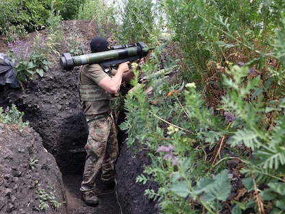 جندي أوكراني يشغل موقعاً في خندق على خط المواجهة بالقرب من أفدييفكا، منطقة دونيتسك- 18 يونيو 2022 - AFP