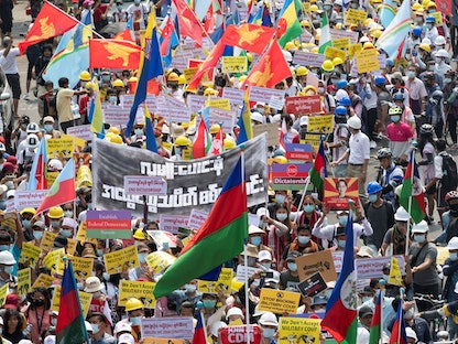 محتجون في ميانمار على الانقلاب العسكري بمدينة يانغون. - REUTERS