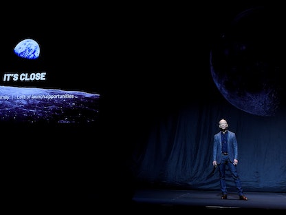 جيف بيزوس خلال حدث في واشنطن لكشف النقاب عن مركبة شركته للهبوط على القمر - 9 مايو 2019 - REUTERS