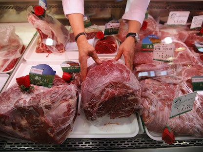 جزار يرتب قطع اللحم داخل متجره في مرسيليا بفرنسا - REUTERS