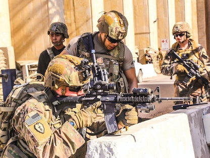  جنود أميركيون حول سفارة الولايات المتحدة في العاصمة العراقية بغداد -  31  ديسمبر 2019 - AFP