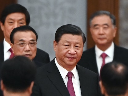 الرئيس الصيني شي جين بينج (وسط)، ورئيس الحكومة لي كيكيانج (يسار) خلال احتفال في بكين - 30 سبتمبر 2021 - AFP