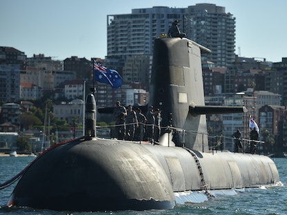 عناصر من البحرية الأسترالية على متن غواصة من فئة "كولينز" في ميناء سيدني بعد الاتفاق مع فرنسا على بناء الجيل التالي منها- 2 نوفمبر 2016 - AFP