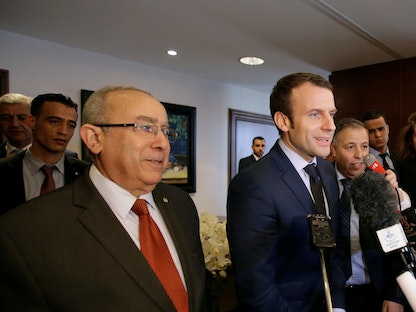 الرئيس الفرنسي إيمانويل ماكرون خلال حملته الانتخابية للرئاسيات، مع وزير الخارجية الجزائري رمطان لعمامرة في الجزائر - 13 فبراير 2017 - REUTERS