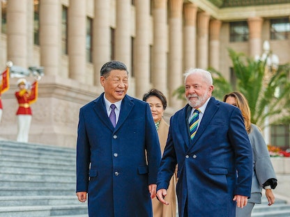 رئيس البرازيل لويس إيناسيو لولا دا سيلفا والرئيس الصيني شي جين بينج يحضران حفل ترحيب في قاعة الشعب الكبرى بالعاصمة بكين في الصين. 14 أبريل 2023 - REUTERS