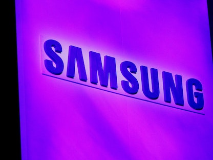 شعار شركة "سامسونغ" على شاشة في معرض الإلكترونيات الاستهلاكية (CES) بمدينة لاس فيغاس الأميركية - REUTERS