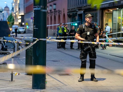 ضابط شرطة نرويجي يقف في موقع إطلاق نار أودى بحياة شخصين في العاصمة أوسلو – 25 يونيو 2022 - AFP