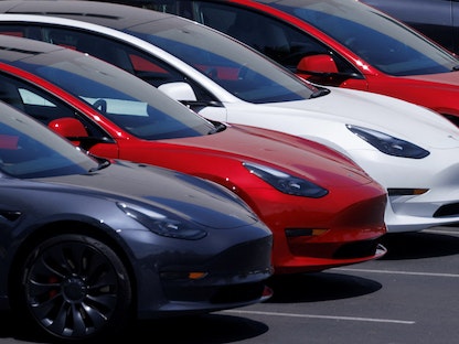 سيارات تسلا بأحد مراكز الخدمة والمبيعات في كاليفورنيا - REUTERS