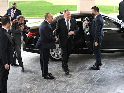 وزير الخارجية التركي مولود جاويش أوغلو يصافح نظيره الروسي سيرجي لافروف خلال اجتماع في أنطاليا- 10 مارس 2022 - via REUTERS
