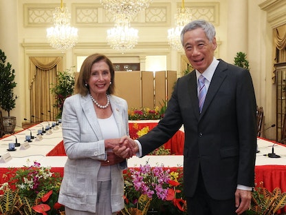 رئيسة مجلس النواب الأميركي نانسي بيلوسي تصافح رئيس وزراء سنغافورة لي هسين لونج - 1 أغسطس 2022 - REUTERS