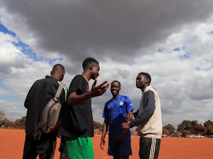 لاعب كرة في زيمبابوي يتحدث مع أصدقاءه. 5 أغسطس 2023 - REUTERS