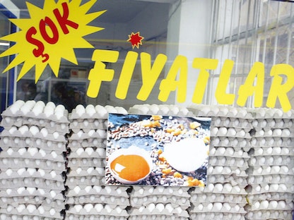 إعلان على واجهة محل لبيع البيض في إسطنبول بتركيا وتظهر عبارة "أسعار صادمة"- يناير 2006 - AFP