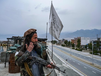 مسلح تابع لحركة طالبان يعتلي سطح جامعة لغمان الأفغانية - 2فبراير 2022 - AFP