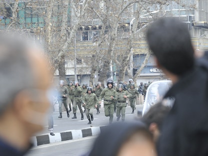 شرطة مكافحة الشغب الإيرانية تتدخل في احتجاجات سابقة بالعاصمة طهران - REUTERS