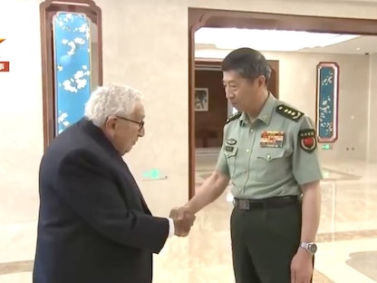 لقطة من فيديو للقاء وزير الدفاع الصيني لي شانجفو مع وزير الخارجية الأميركي الأسبق هنري كيسنجر في بكين. 19 يوليو 2023 