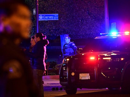 عناصر من الشرطة في موقع حادث إطلاق نار في "مونتيري بارك" بولاية كاليفورنيا. 21 يناير 2023 - AFP