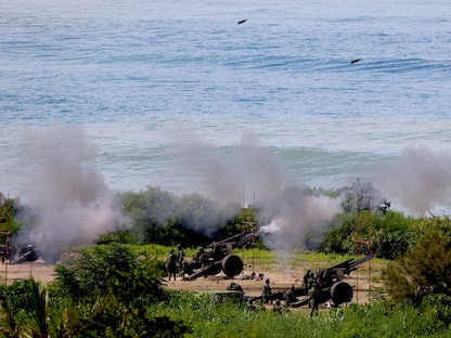جنود من الجيش التايواني يطلقون قذائف مدفعية خلال تدريب عسكري في بينجتونج جنوبي البلاد. 11 أغسطس 2022 - REUTERS