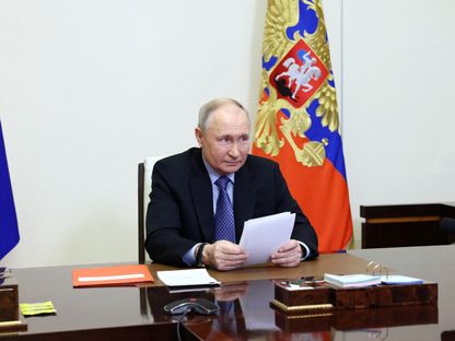 الرئيس الروسي فلاديمير بوتين يترأس اجتماعاً عبر الفيديو مع أعضاء مجلس الأمن الروسي بمقر إقامته في "نوفو أوجاريوفو" خارج موسكو. 13 فبراير 2024 - REUTERS