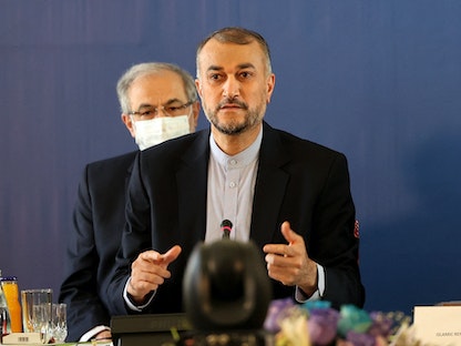 وزير الخارجية الإيراني حسين أمير عبد اللهيان يتحدث خلال مؤتمر في طهران، 27 أكتوبر 2021 - AFP