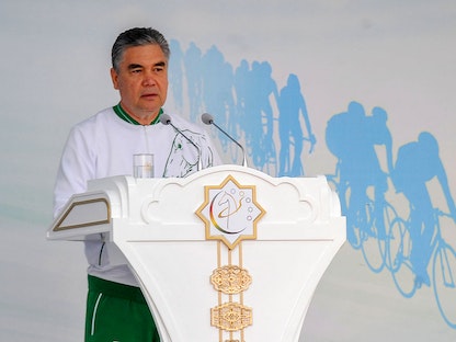 رئيس تركمانستان السابق قربان قولي بيردي محمدوف يلقي كلمة على خشبة المسرح أثناء حضوره اليوم العالمي للدراجات. - AFP