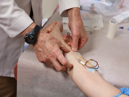 سيدة تتلقى العلاج "لمرض التصلب العصبي المتعدد" في أحد المراكز الطبية بمدينة نيويورك- 1 مايو 2020 - REUTERS