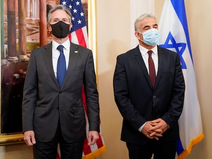 وزير الخارجية الأميركي أنتوني بلينكن ووزير الخارجية الإسرائيلي يائير لَبيد خلال لقاء في روما - 27 يونيو 2021  - REUTERS